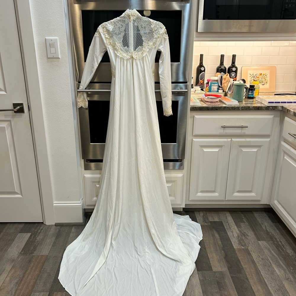 Vintage Ivory Lace Bridal Gown with train no size tag XS? Has union tag 70’s - Picture 6 of 16